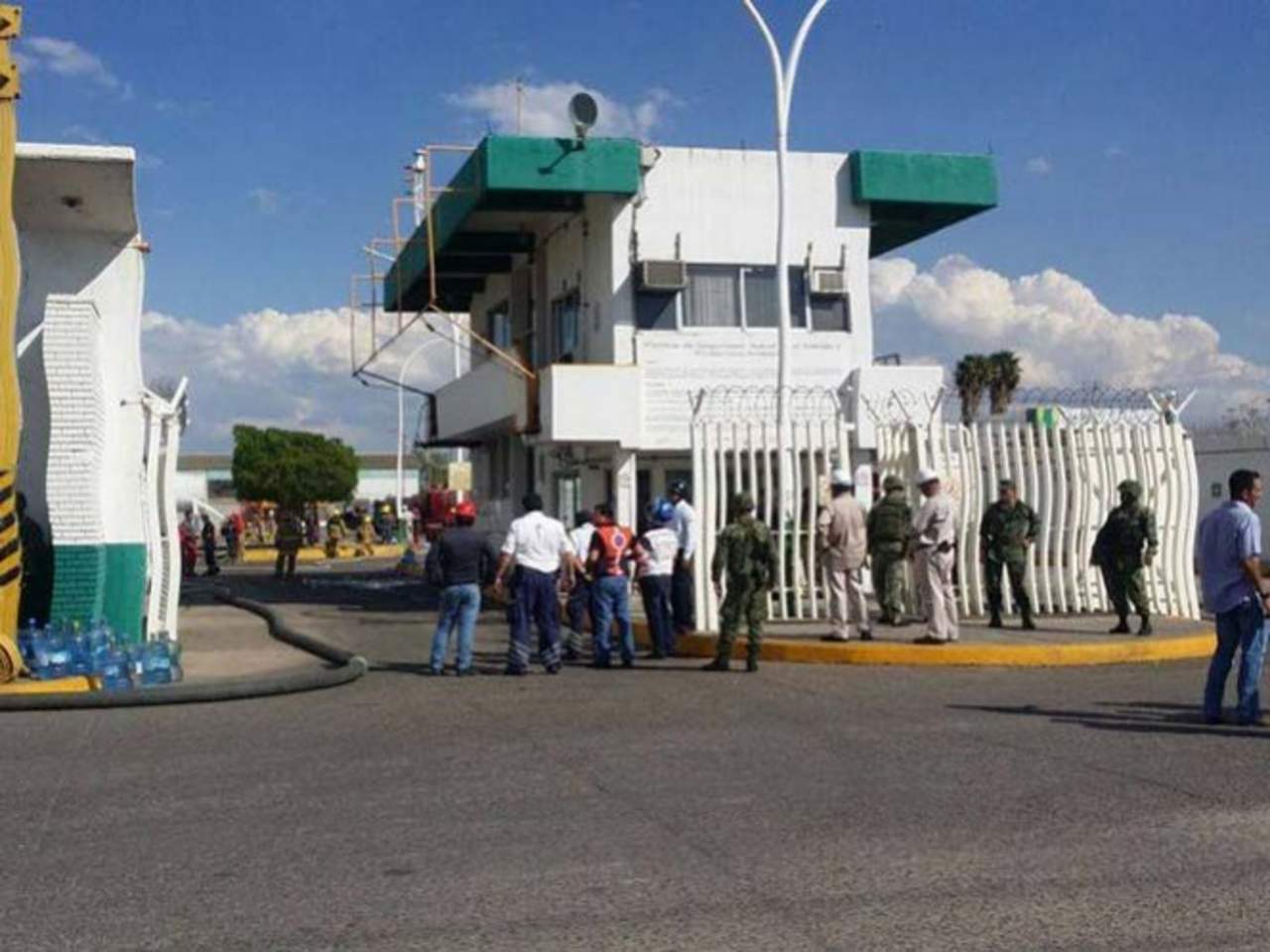 Reporta Pemex explosión en refinería de Salamanca