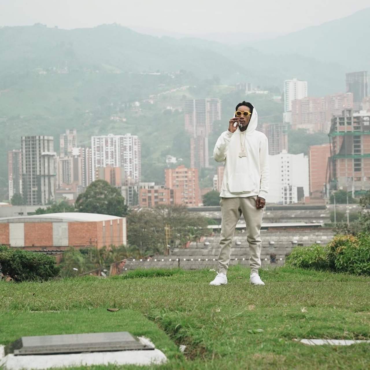 Wiz Khalifa lleva flores a tumba de Pablo Escobar