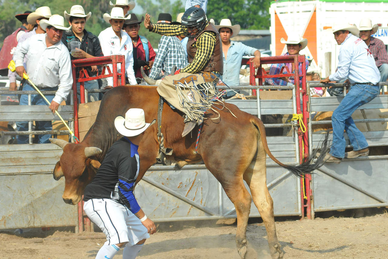 Colima Mexico Rodeo Preparan gran final de serial de rodeo extremo