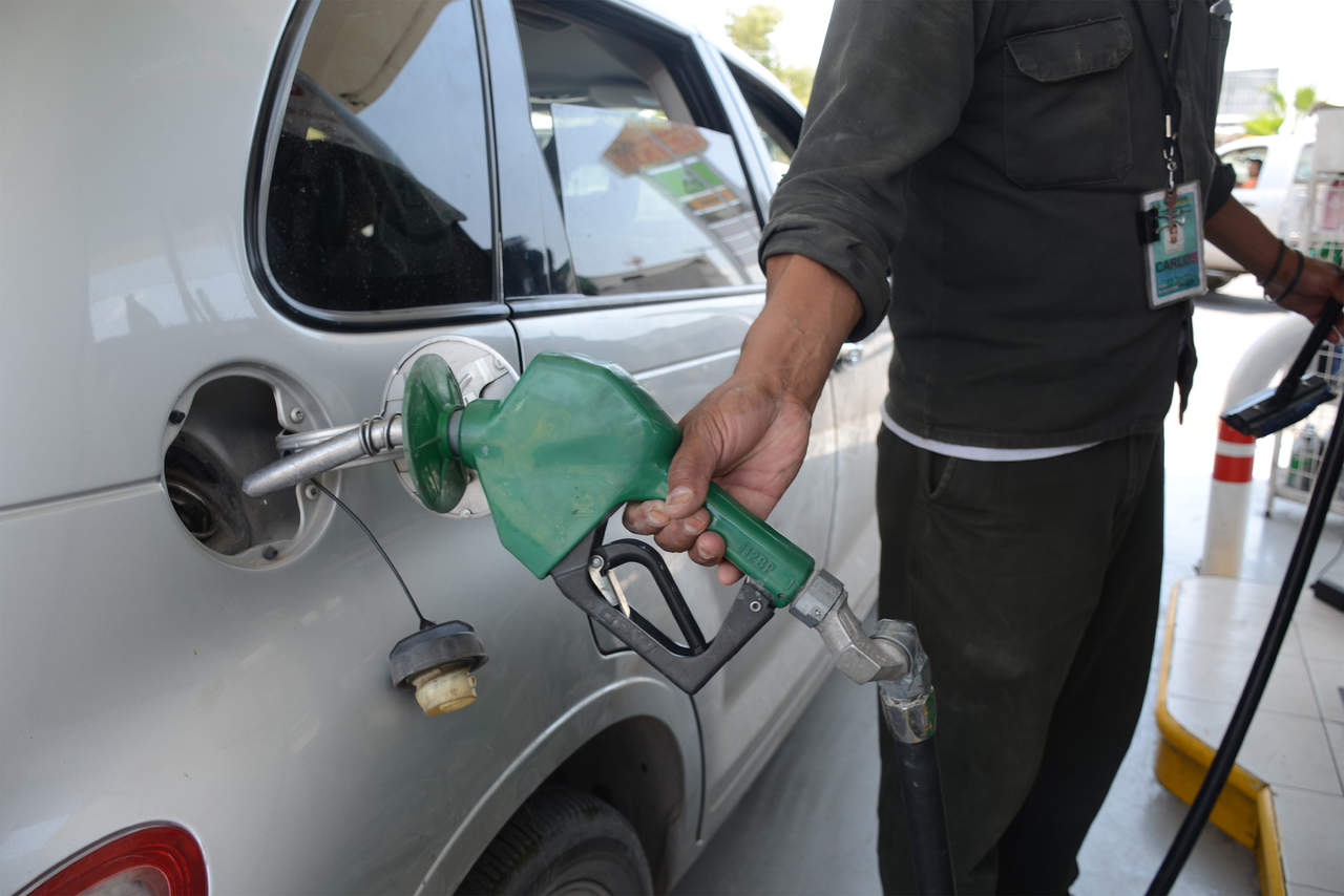 Gasolinas suben dos centavos; diésel aumenta uno