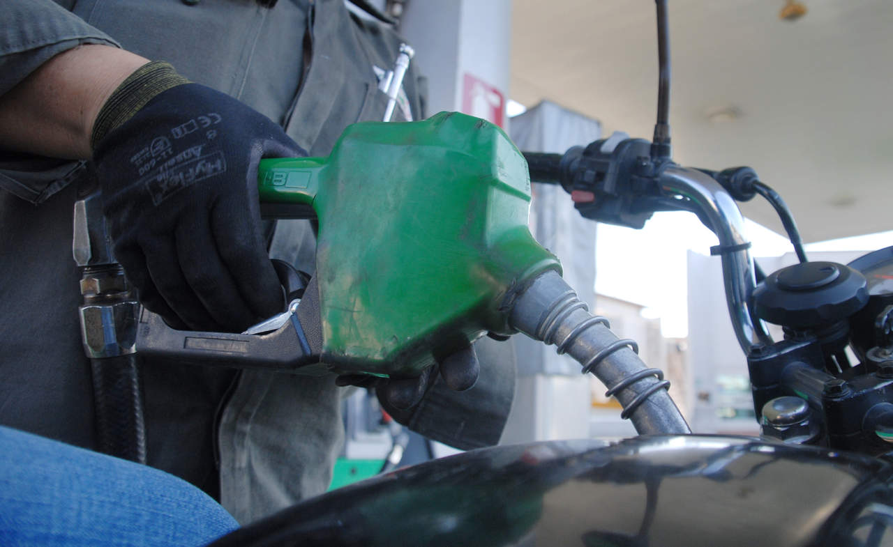 Gasolinas bajan un centavo; diésel se mantiene