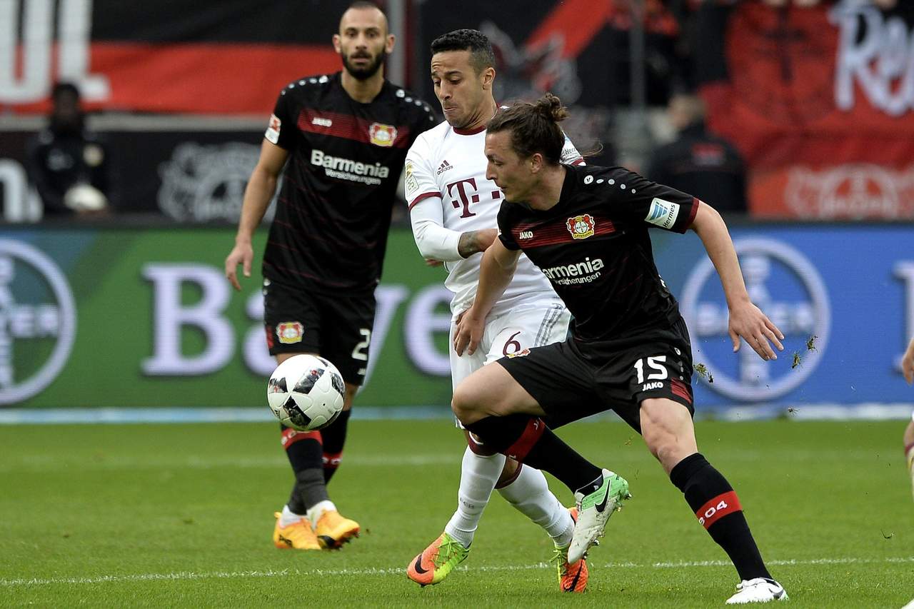Sin 'Chicharito' Bayer Leverkusen rescata empate ante Bayern