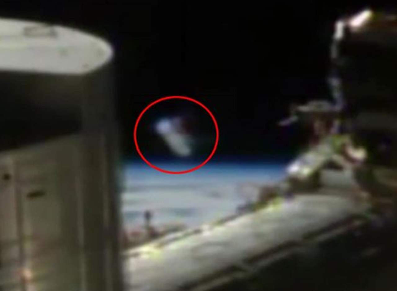 Misterioso cilindro visto durante transmisión en vivo de la NASA