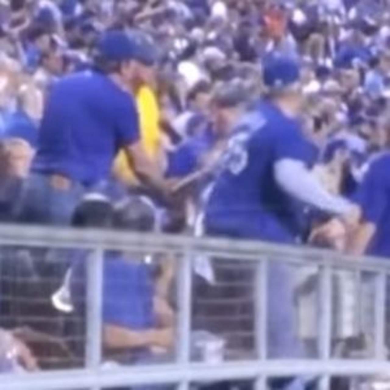 Mujer es golpeada por un hombre en pleno juego de béisbol