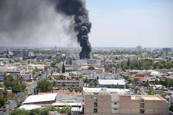Incendio paraliza Centro de Torreón