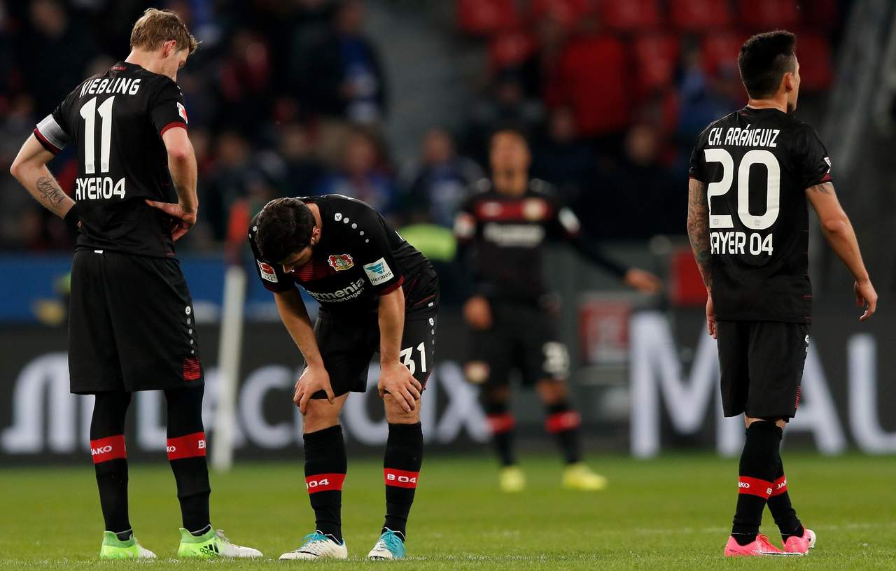 Bayer sufre goleada en casa ante Schalke; 'Chicharito' se queda en la banca