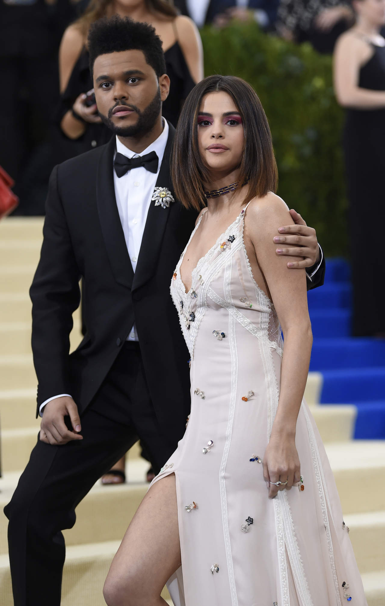 Selena y The Weeknd aparecen muy enamorados en la Gala del Met
