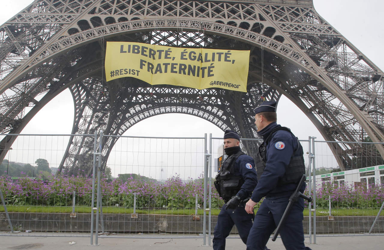 Refuerzan seguridad en Torre Eiffel por intrusión de Greenpeace