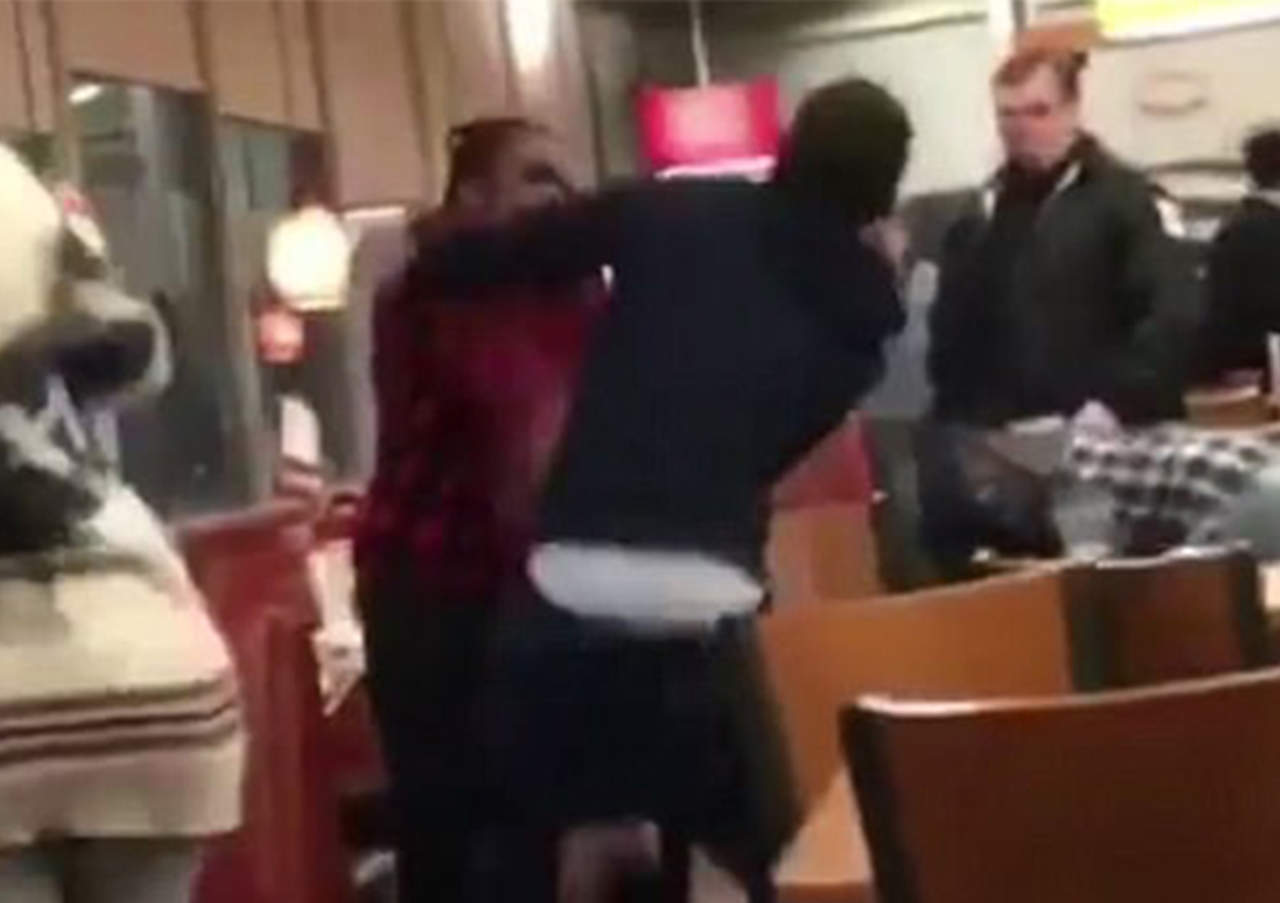 Brutal pelea se desata en restaurante de comida rápida