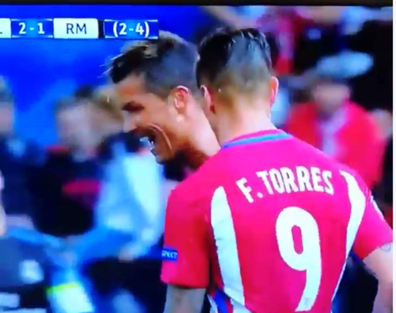 Cristiano y Torres se calientan en el derbi