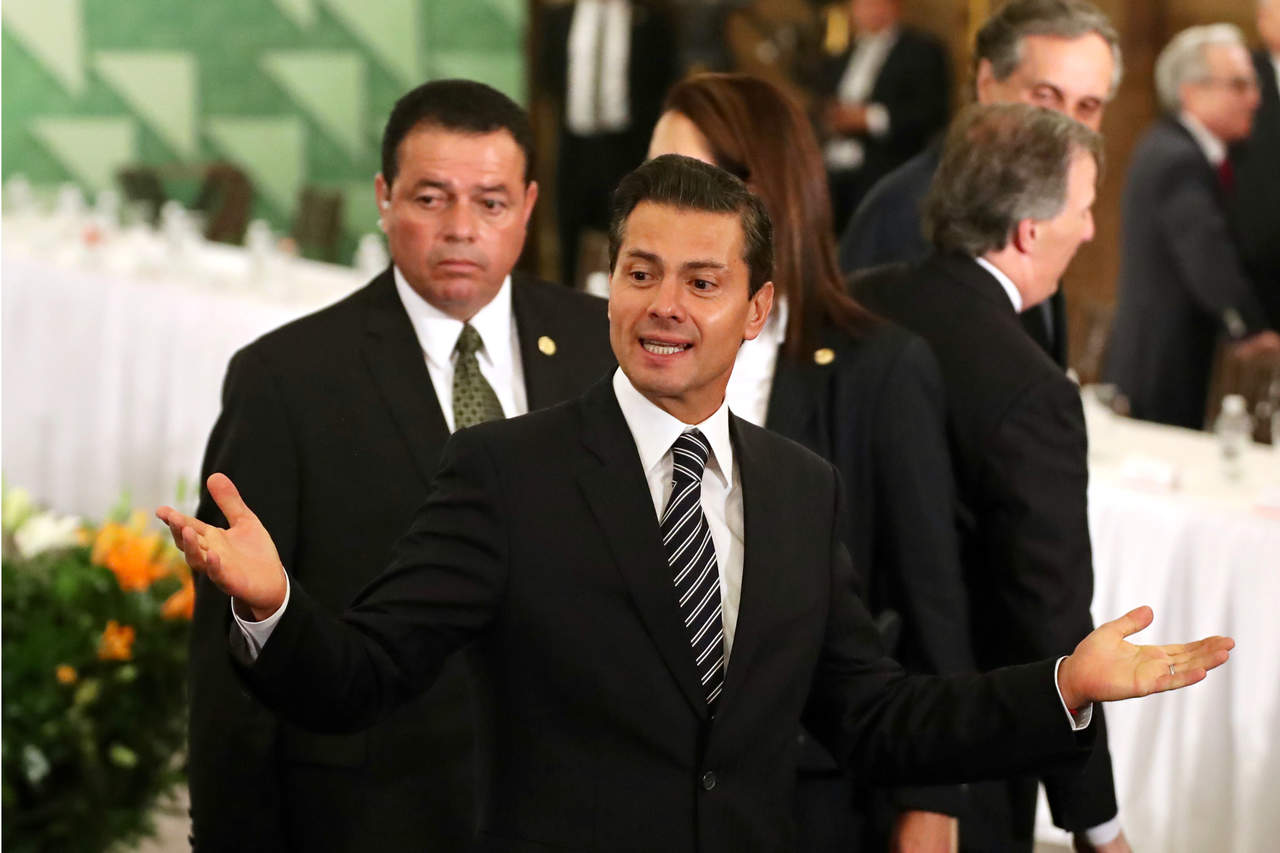 Peña Nieto felicita a los maestros en su día