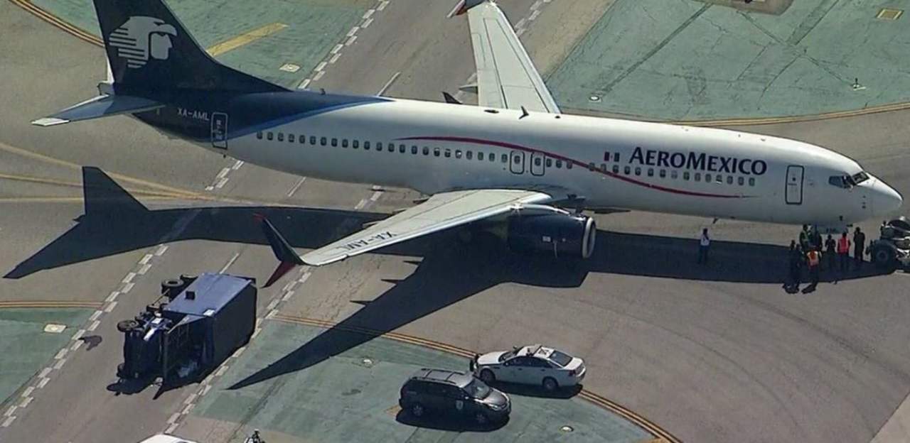 Impacta avión mexicano a camión en aeropuerto de Los Ángeles; 8 heridos