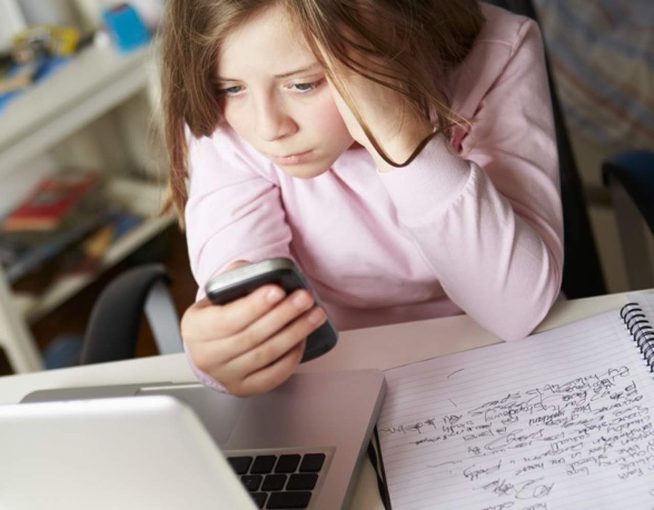 Redes sociales aumentan riesgo de bullying en adolescentes