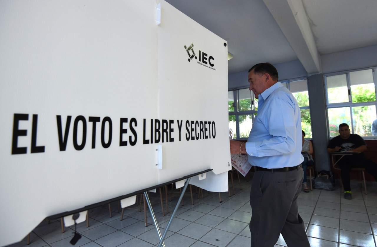 Vota alcalde de Saltillo, pide a ciudadanos salir a votar