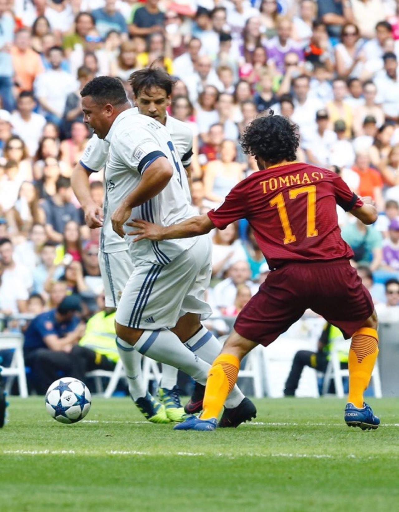 Leyendas del Real Madrid golean a las del Roma
