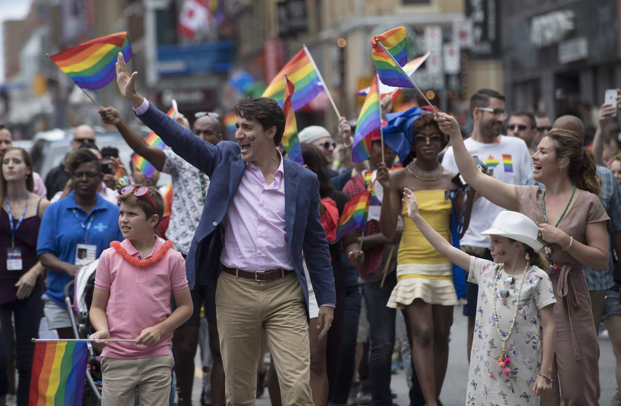 Justin Trudeau encabeza desfile gay en Toronto