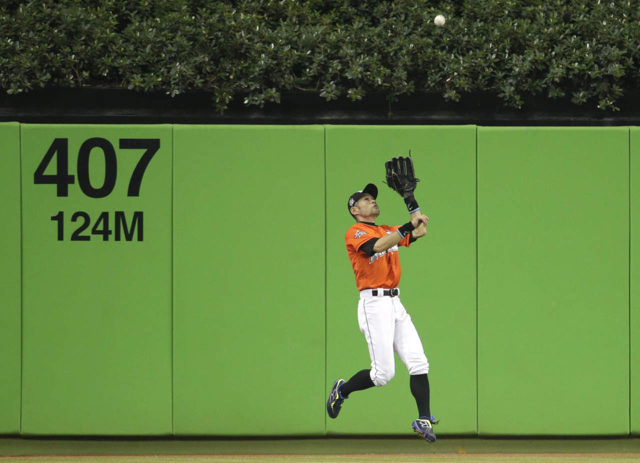 Ichiro Suzuki impone marca como jardinero central