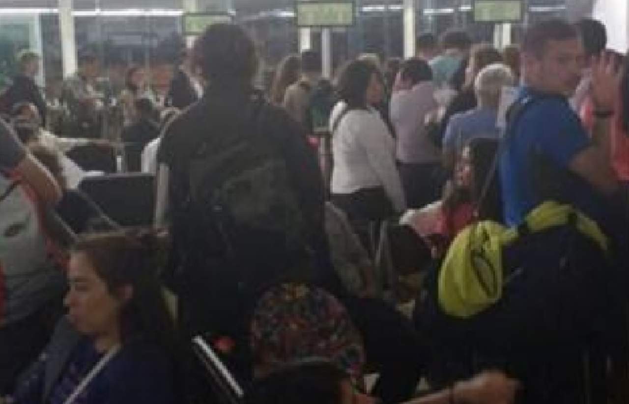Más de 100 pasajeros quedan varados en aeropuerto de Chiapas