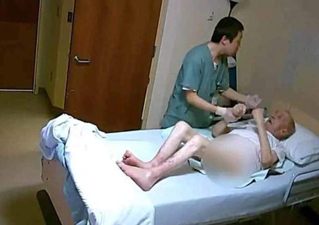 Enfermero es capturado golpeando a persona de la tercera edad