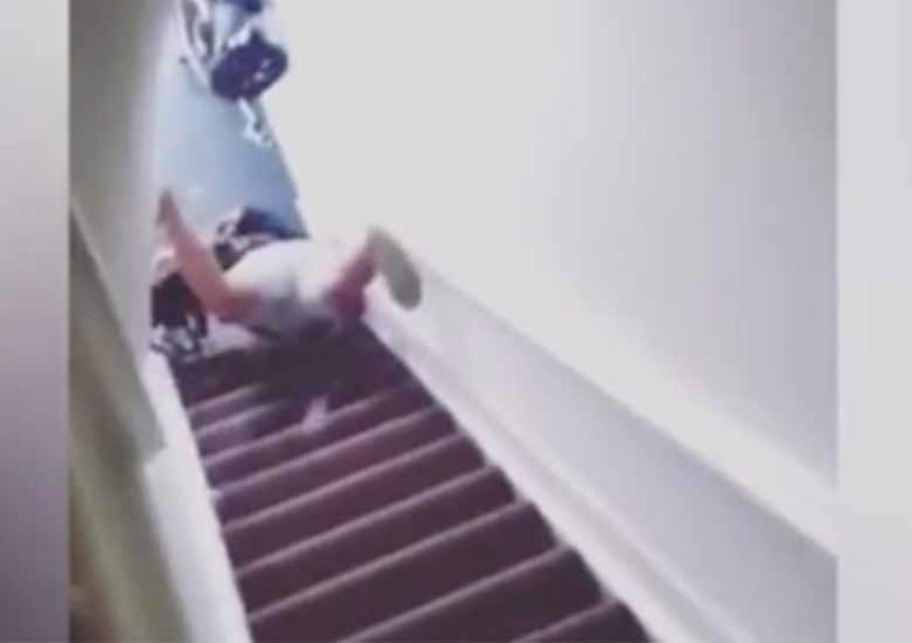 Casero empuja a mujer por las escaleras por no abandonar departamento