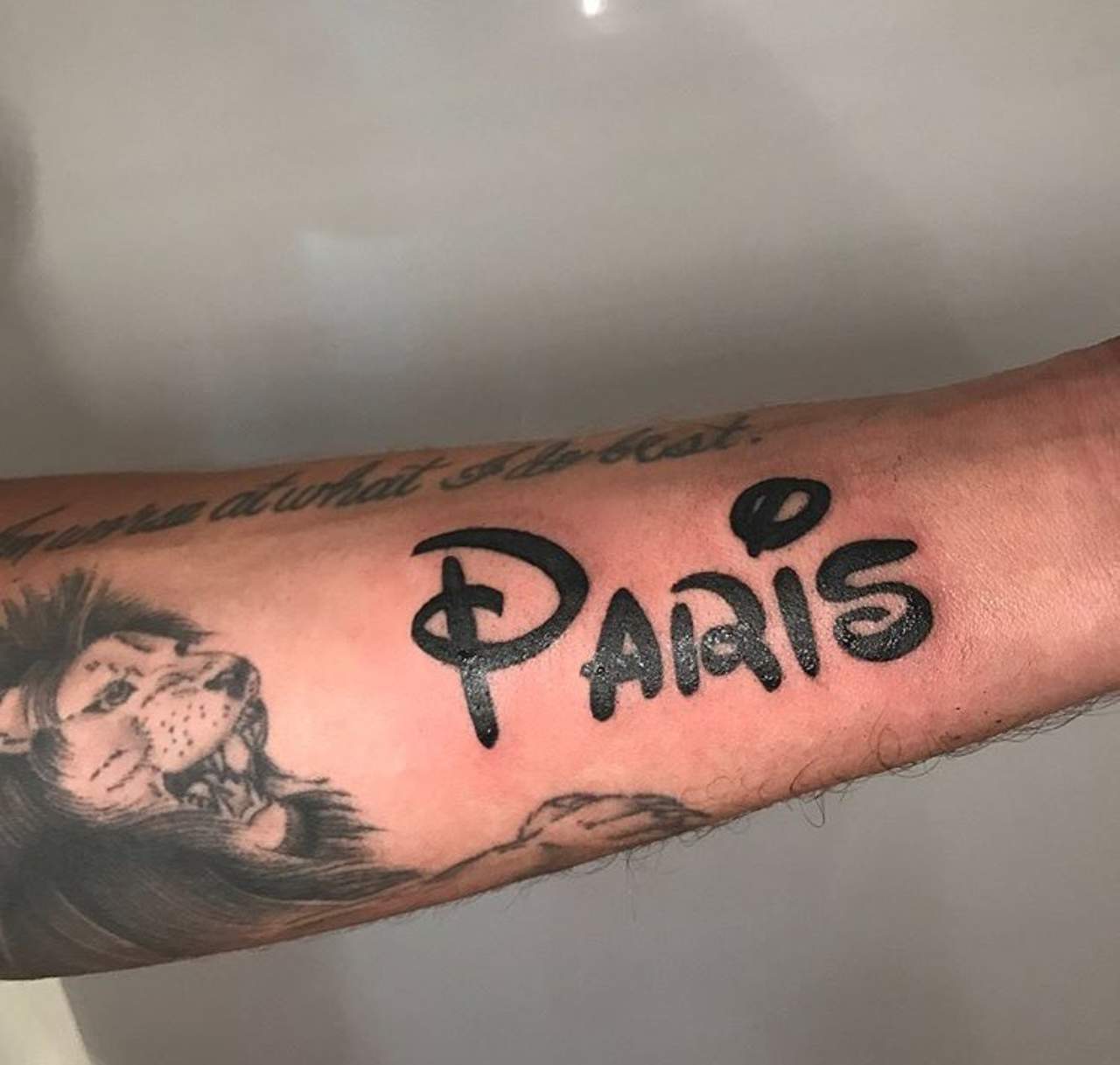 Presume Paris Hilton el tatuaje que su novio se hizo 'por amor'