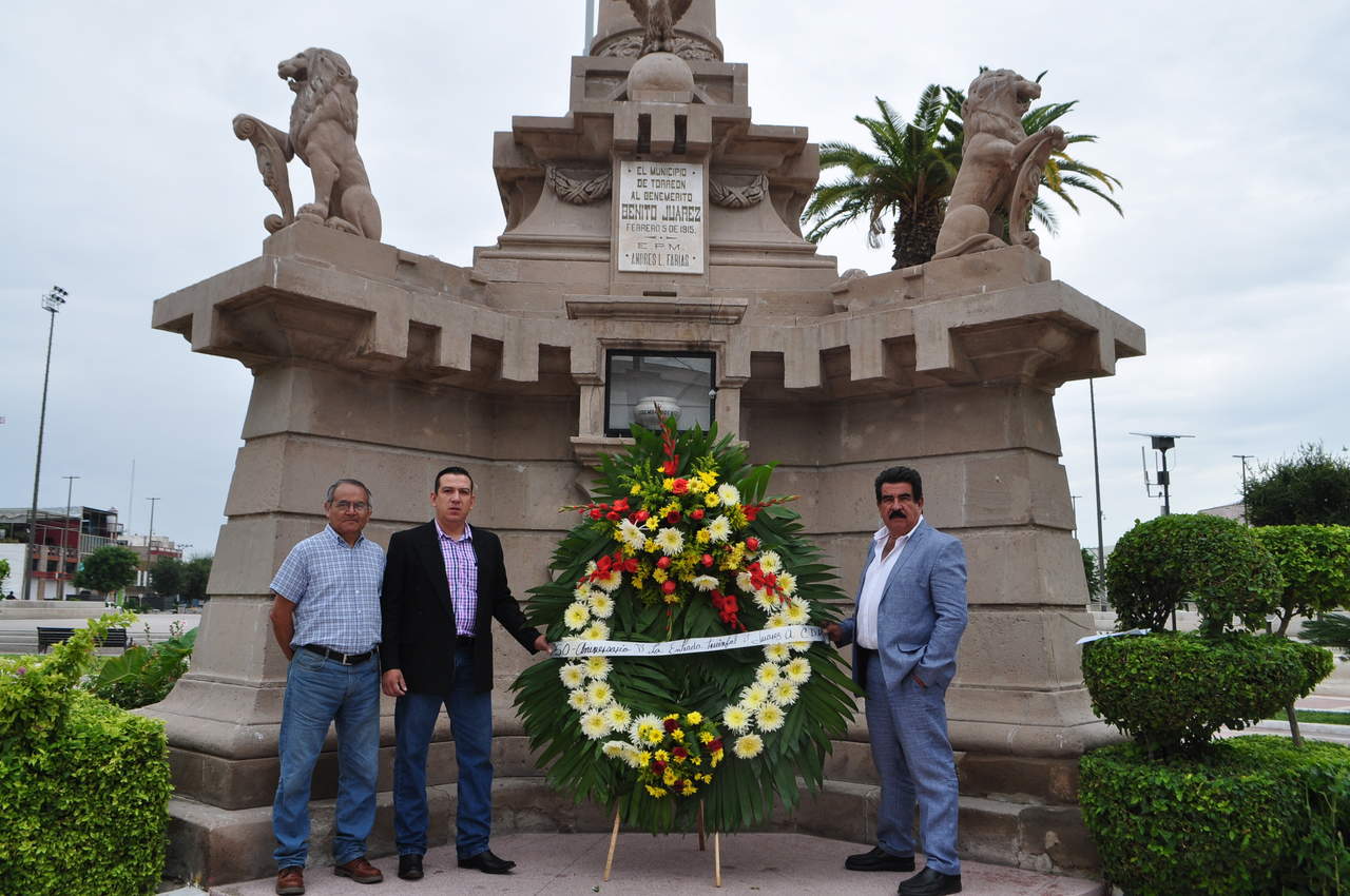 Colocan ofrenda en el monumento a Benito Juárez