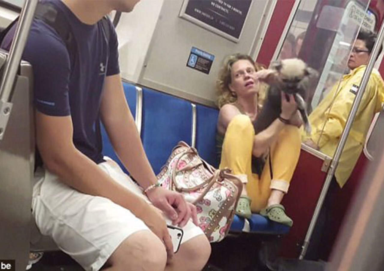 Mujer es captada mordiendo y golpeando a su mascota