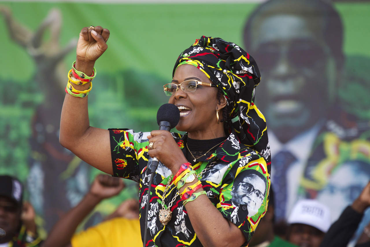 Denuncian a primera dama de Zimbabue por agresión a joven