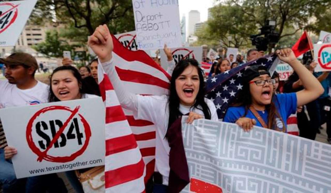 Saluda México bloqueo de juez a ley que prohíbe 'ciudades santuario' en Texas