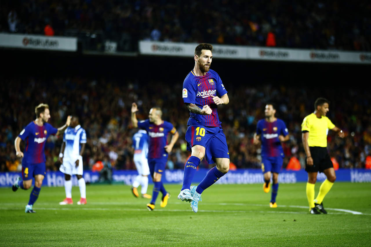 Barcelona gana derbi catalán al Espanyol con Messi como estandarte