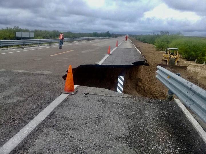 Colapsa parte de puente por lluvias en carretera Morelos-Acuña