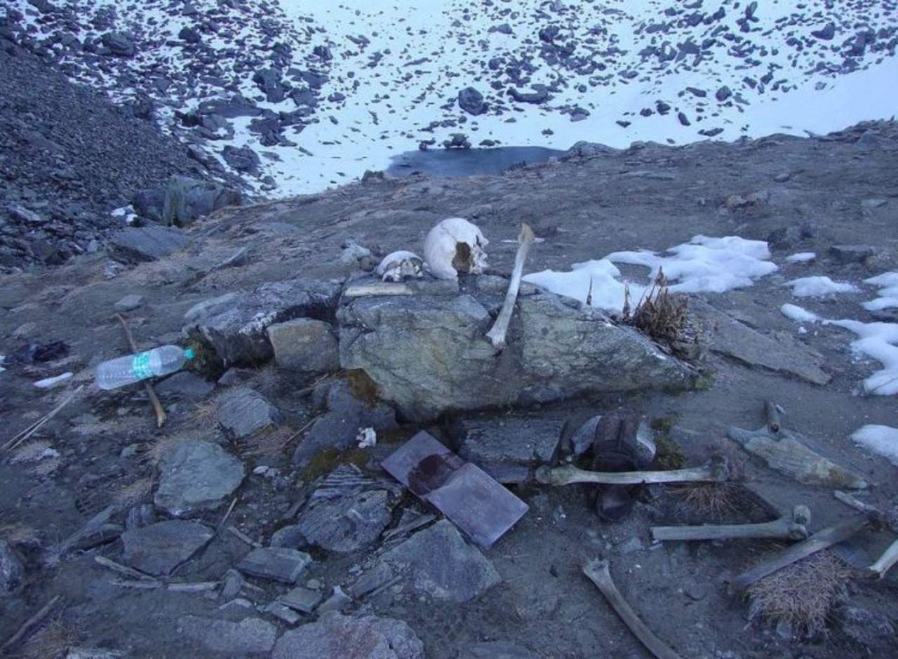 Roopkund, el lago helado que se llena de restos humanos una vez al año