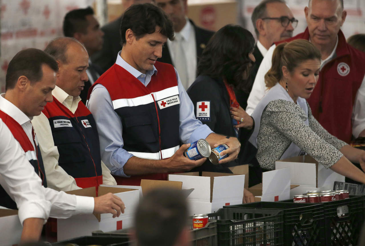Monta Trudeau despensas para damnificados en la Cruz Roja Mexicana