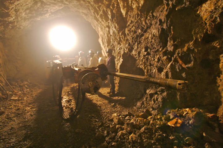 Grave, uno de los 5 mineros accidentados