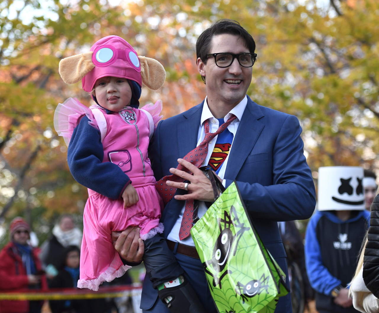 Sorprende Justin Trudeau a periodistas con disfraz de Clark Kent