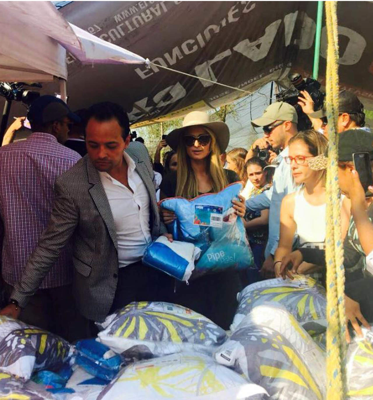 Visita Paris Hilton a damnificados en Xochimilco