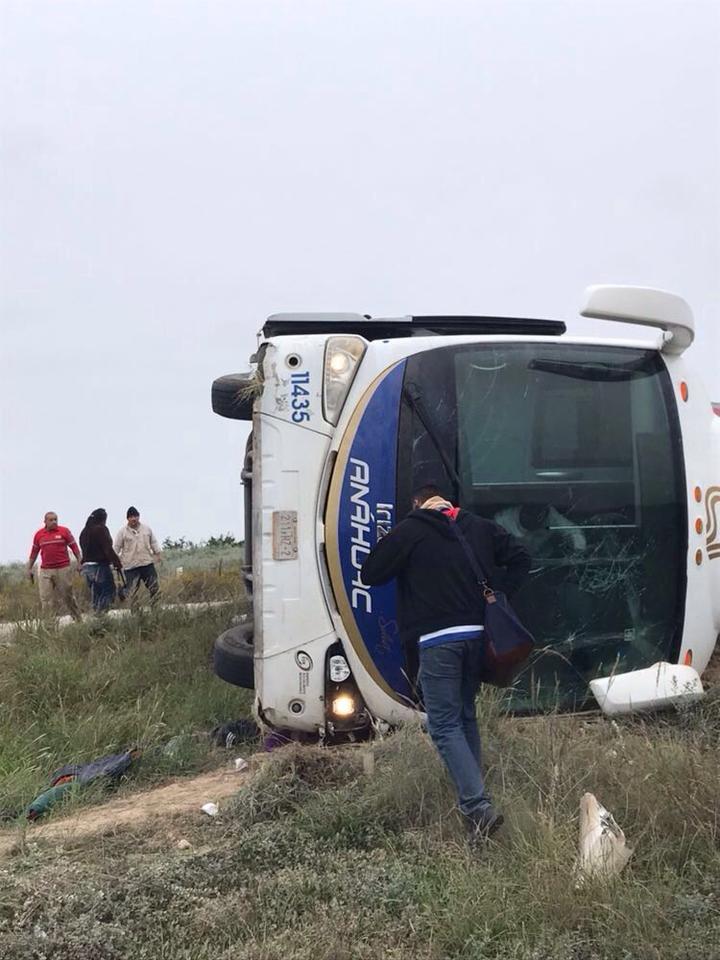 Reportan volcadura de autobús en Acuña; hay dos muertos