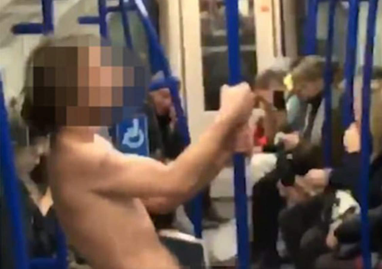 Hombre desnudo invade el metro y baila en un tubo