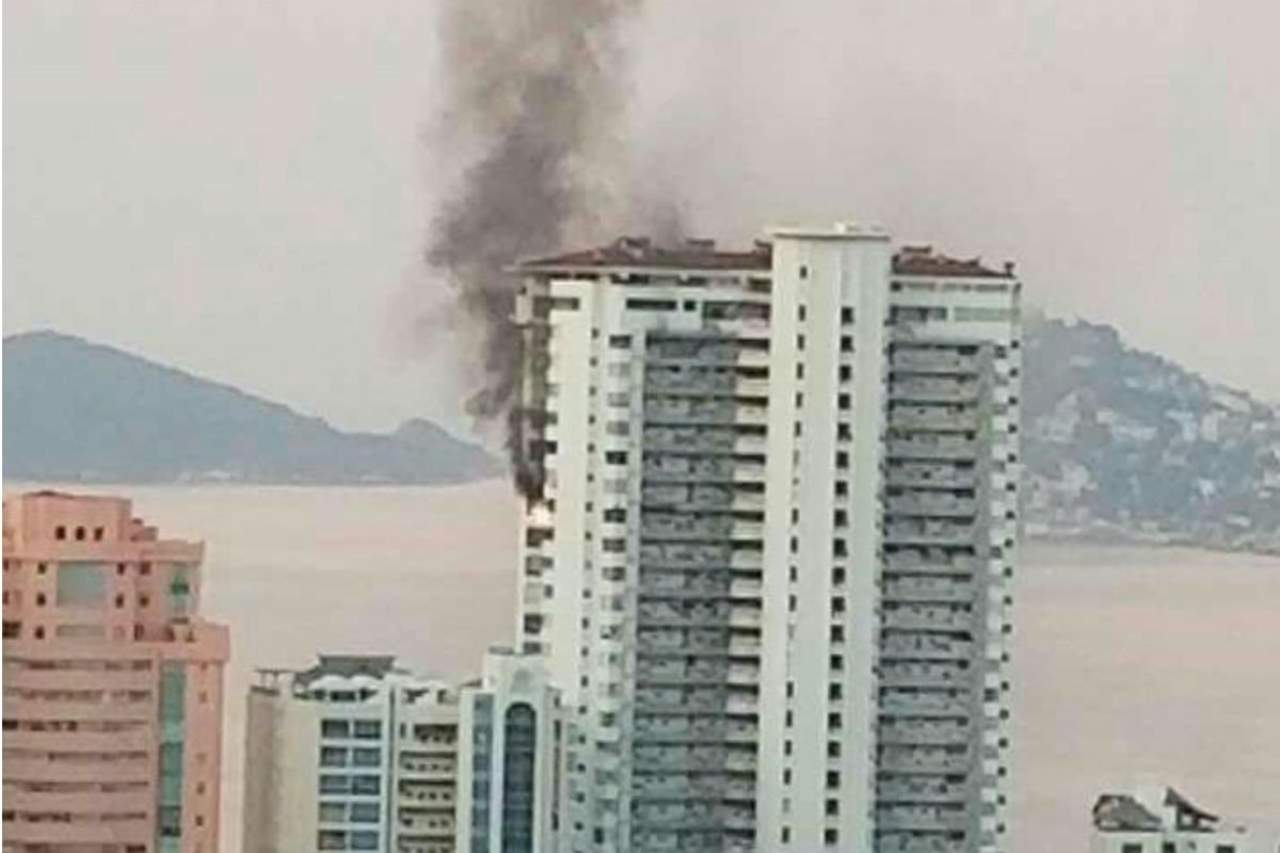 Ante incendio, sujeto se lanza de piso 21 en condominio de Acapulco