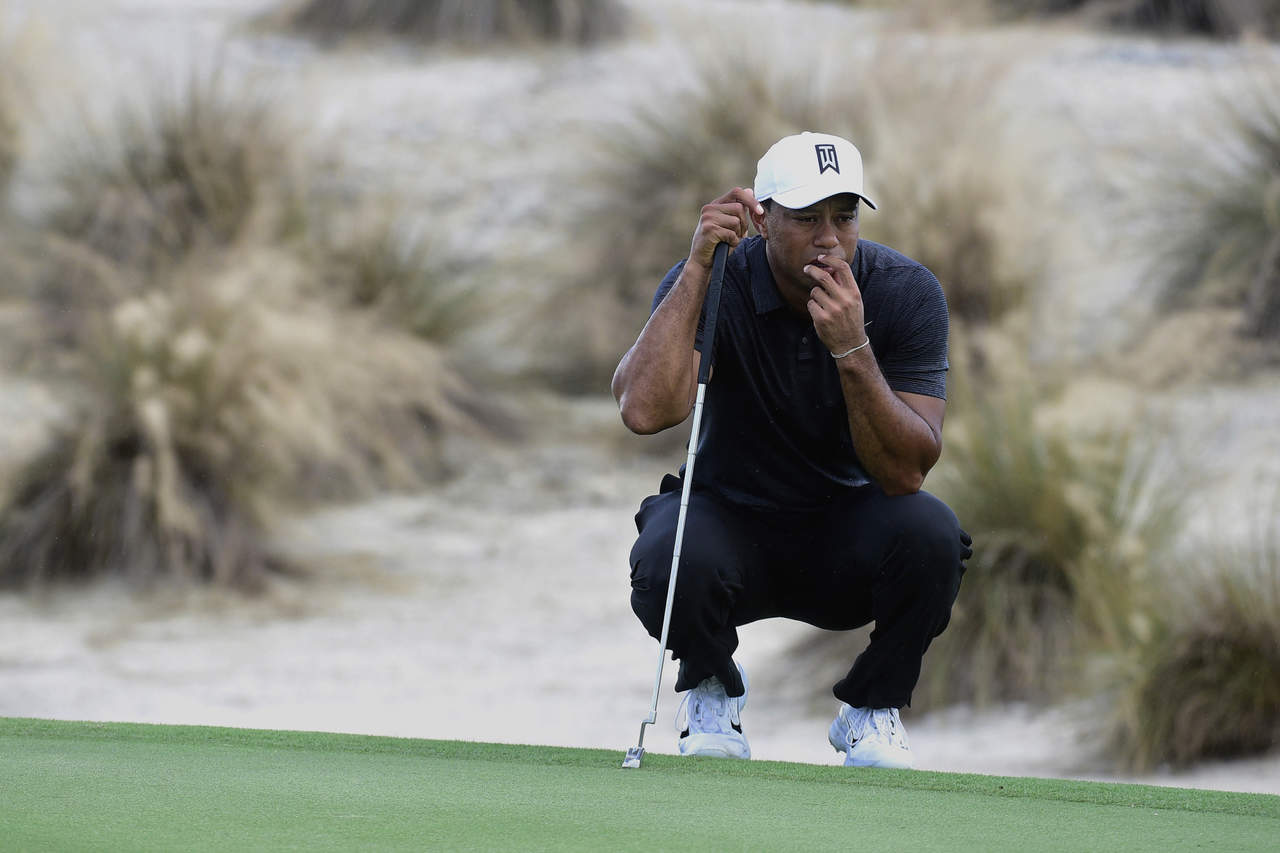 Tiger Woods se rezaga en las Bahamas
