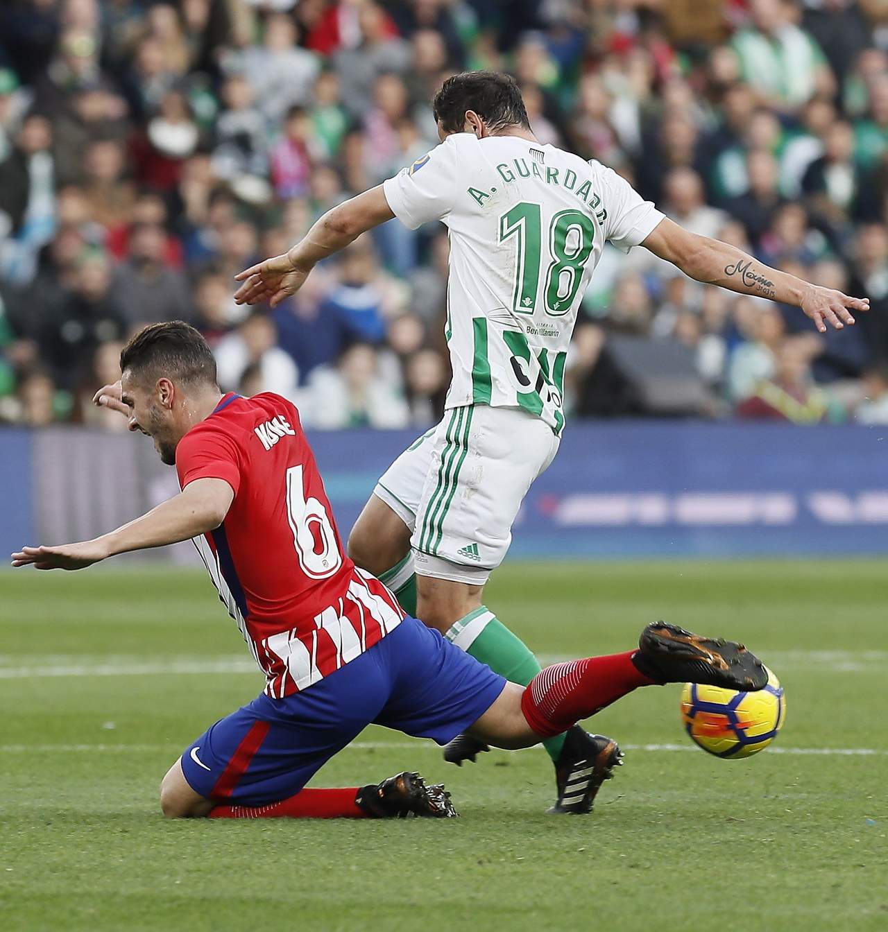 Atlético vence al Real Betis; Guardado sale lesionado