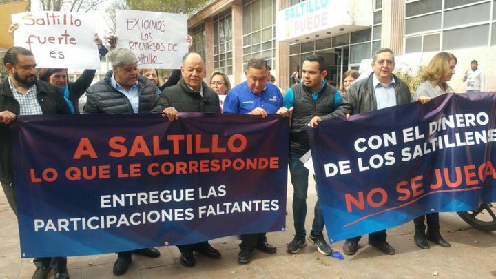 Marchan alcalde de Saltillo y regidores; piden atender denuncia de desvíos