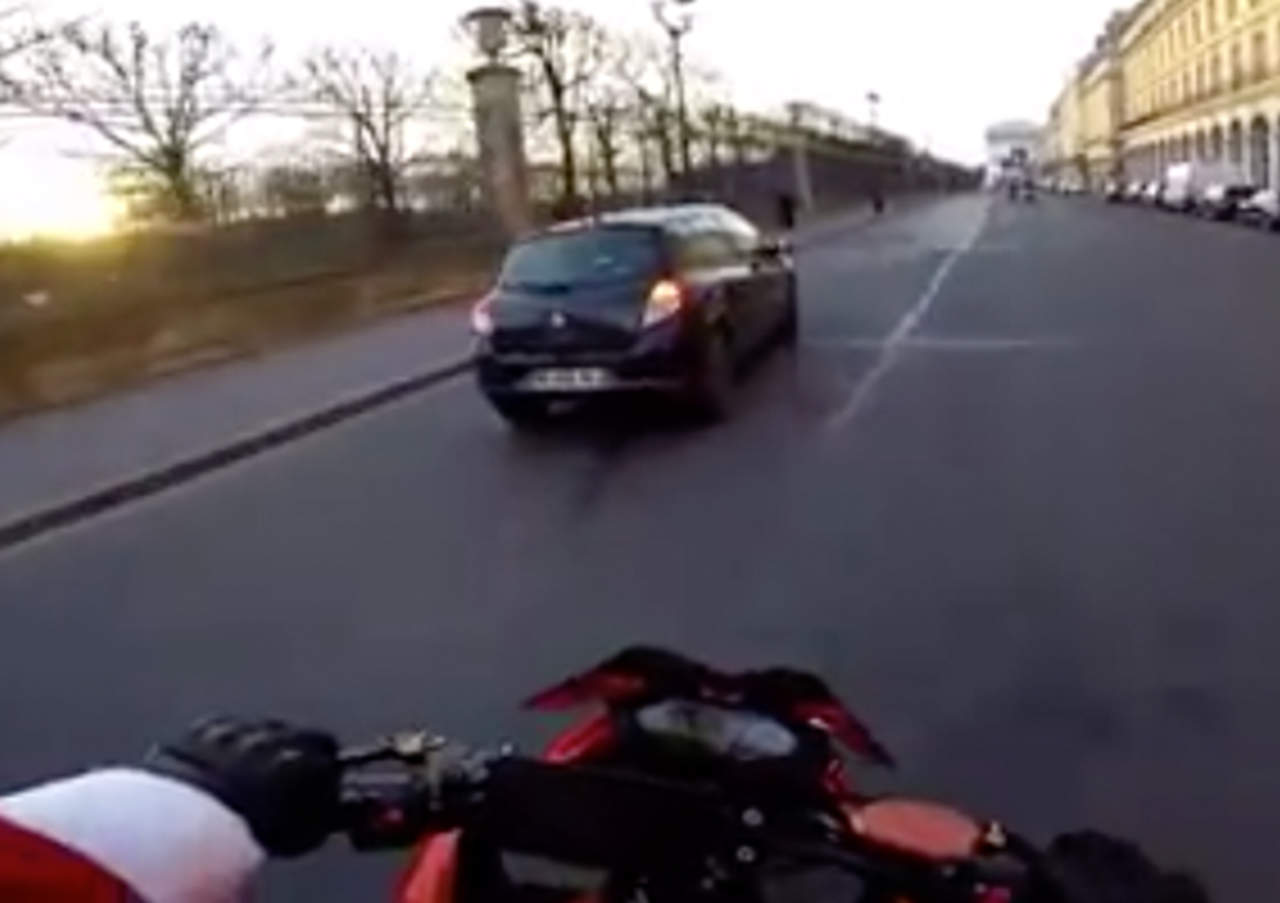 Dramática persecución entre motociclista y mujer conductora