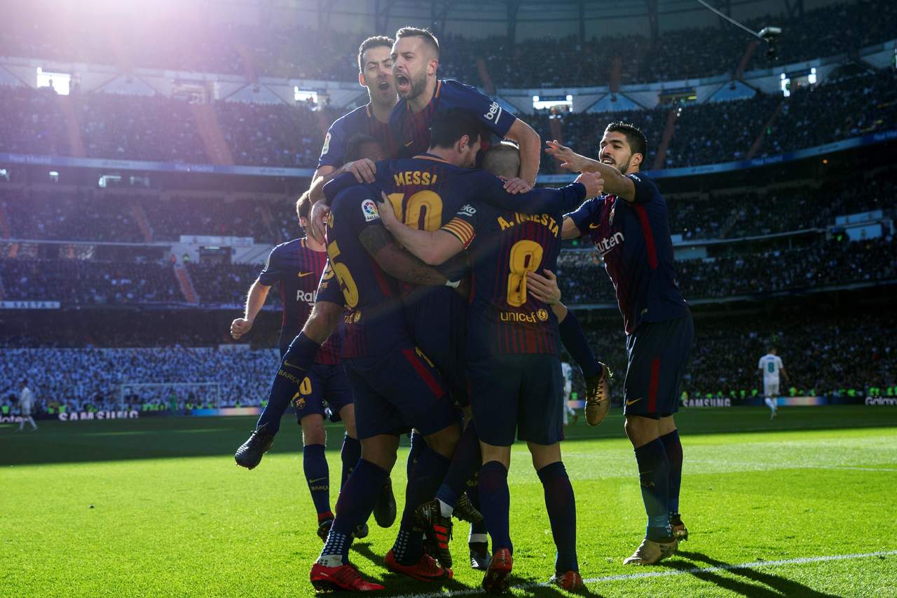 Suárez, Messi y Vidal dan victoria al Barcelona en el clásico