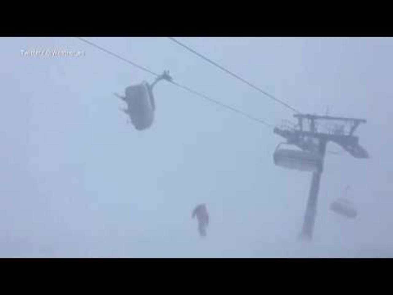 VIDEO: Esquiadores quedan estancados en el aire