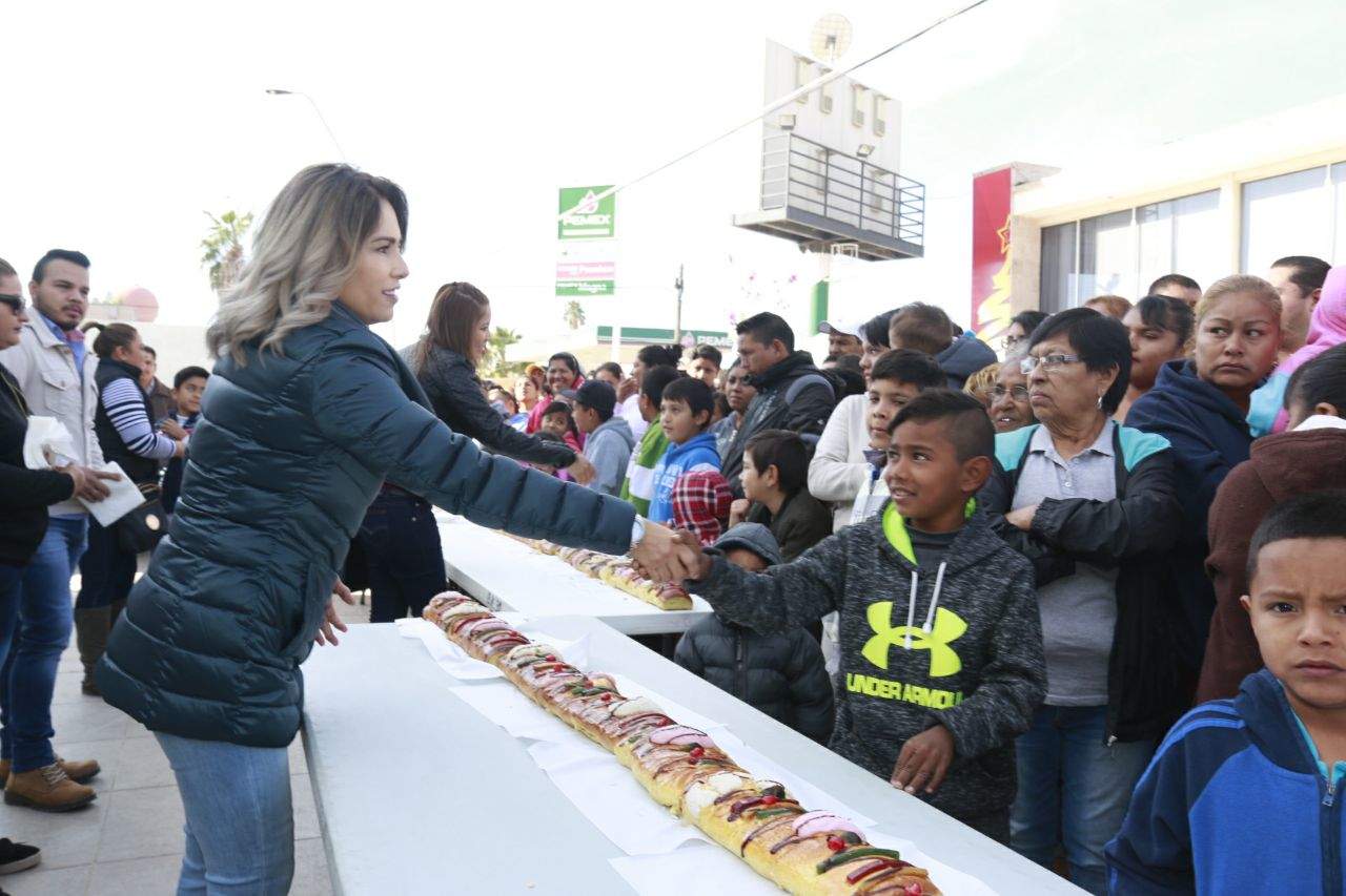 Reparten mega Rosca de Reyes en Matamoros
