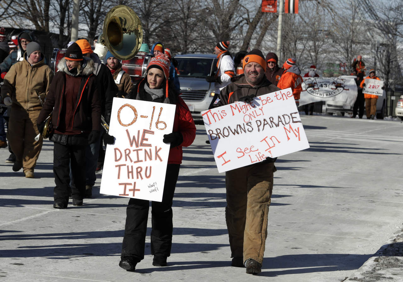 Aficionados de los Browns desfilan para 'celebrar' su campaña sin victorias