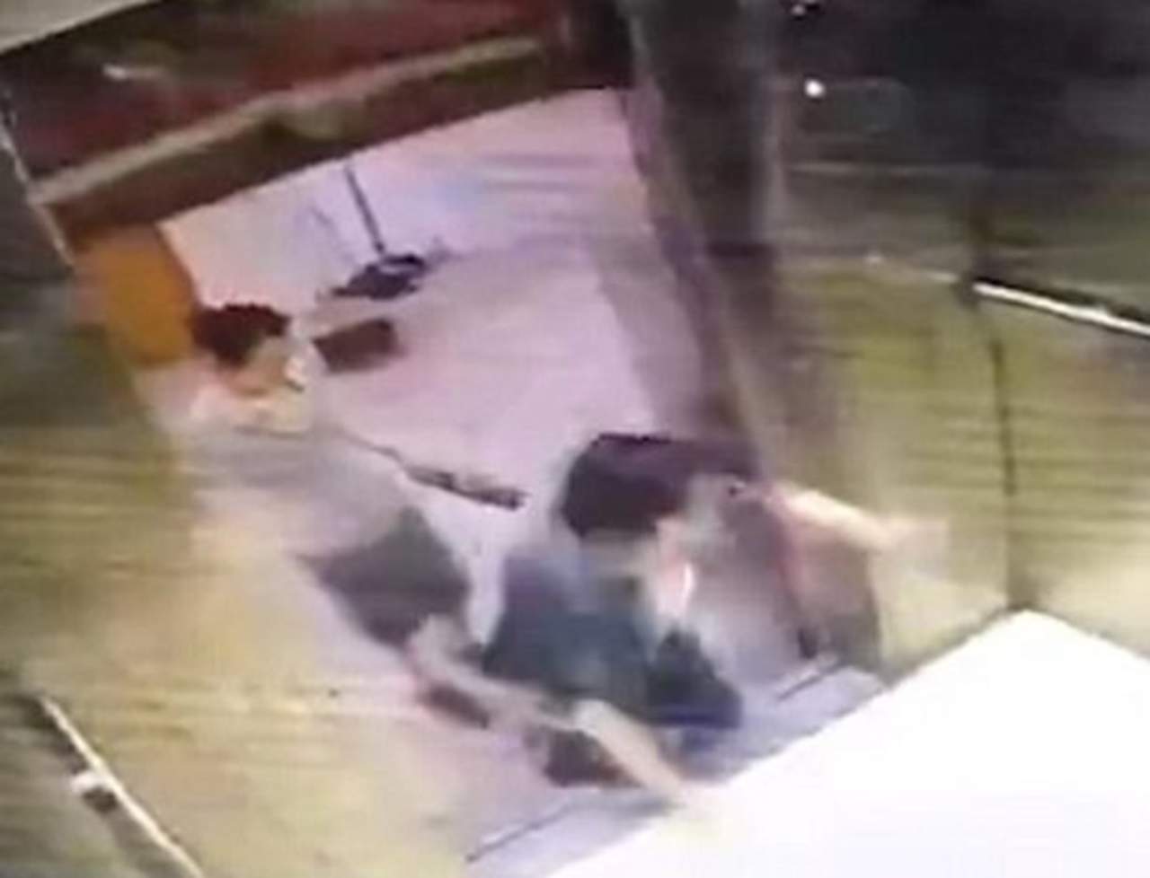 Mujer pierde la pierna en horroroso accidente en elevador