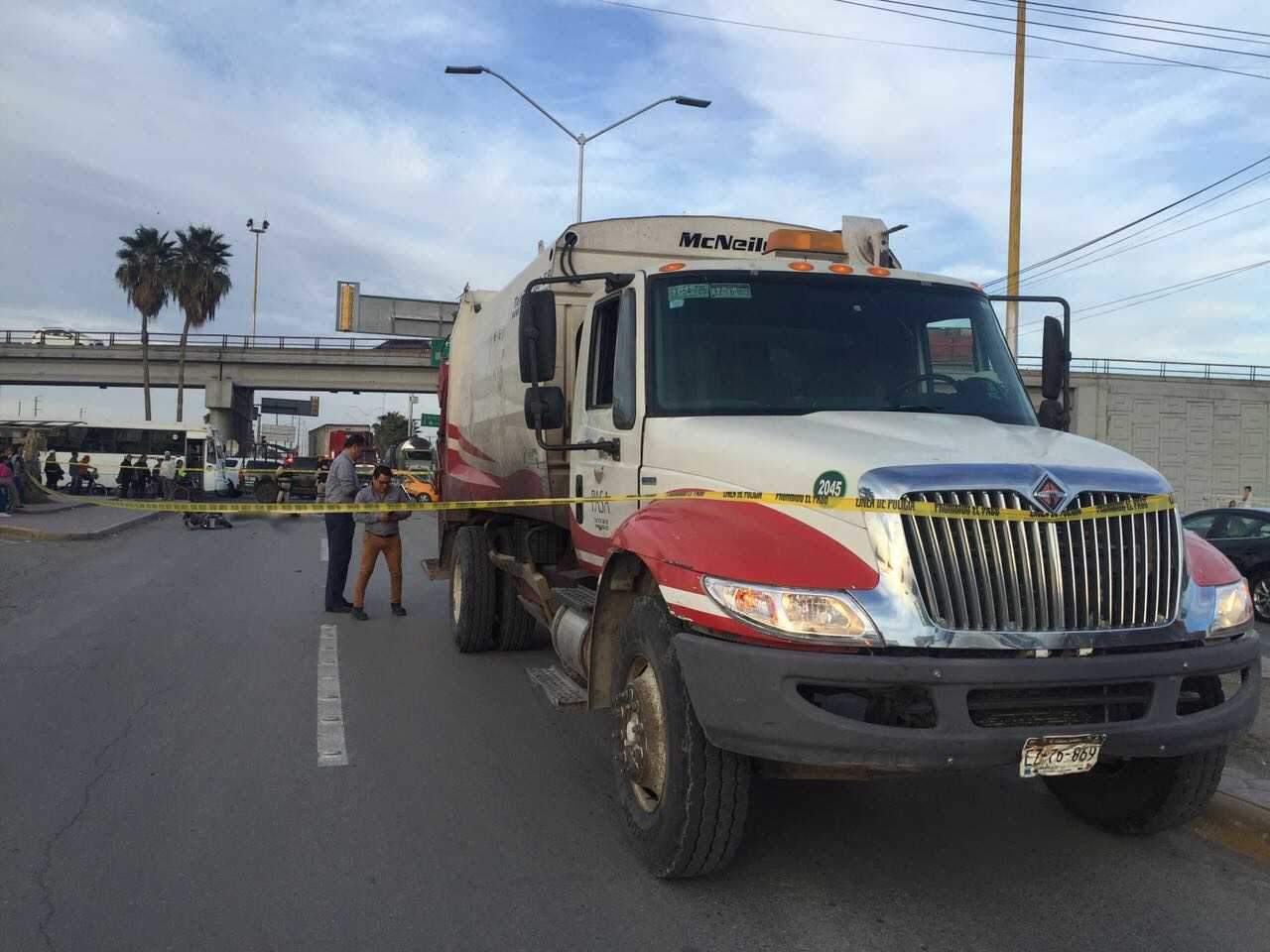 Muere motociclista al ser embestido por camión; acompañante lesionada