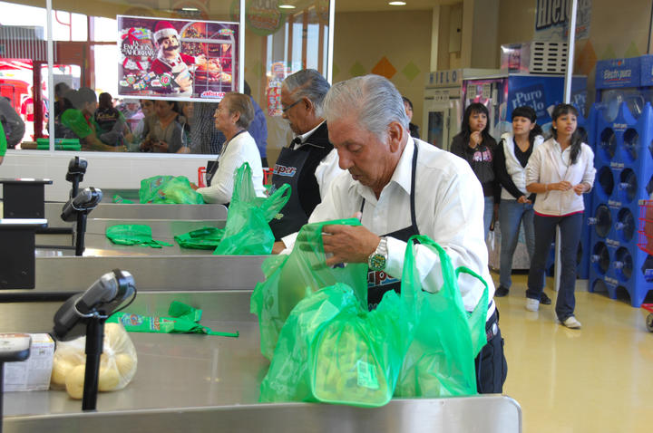 Más de 280 adultos mayores laboran como empacadores en Acuña